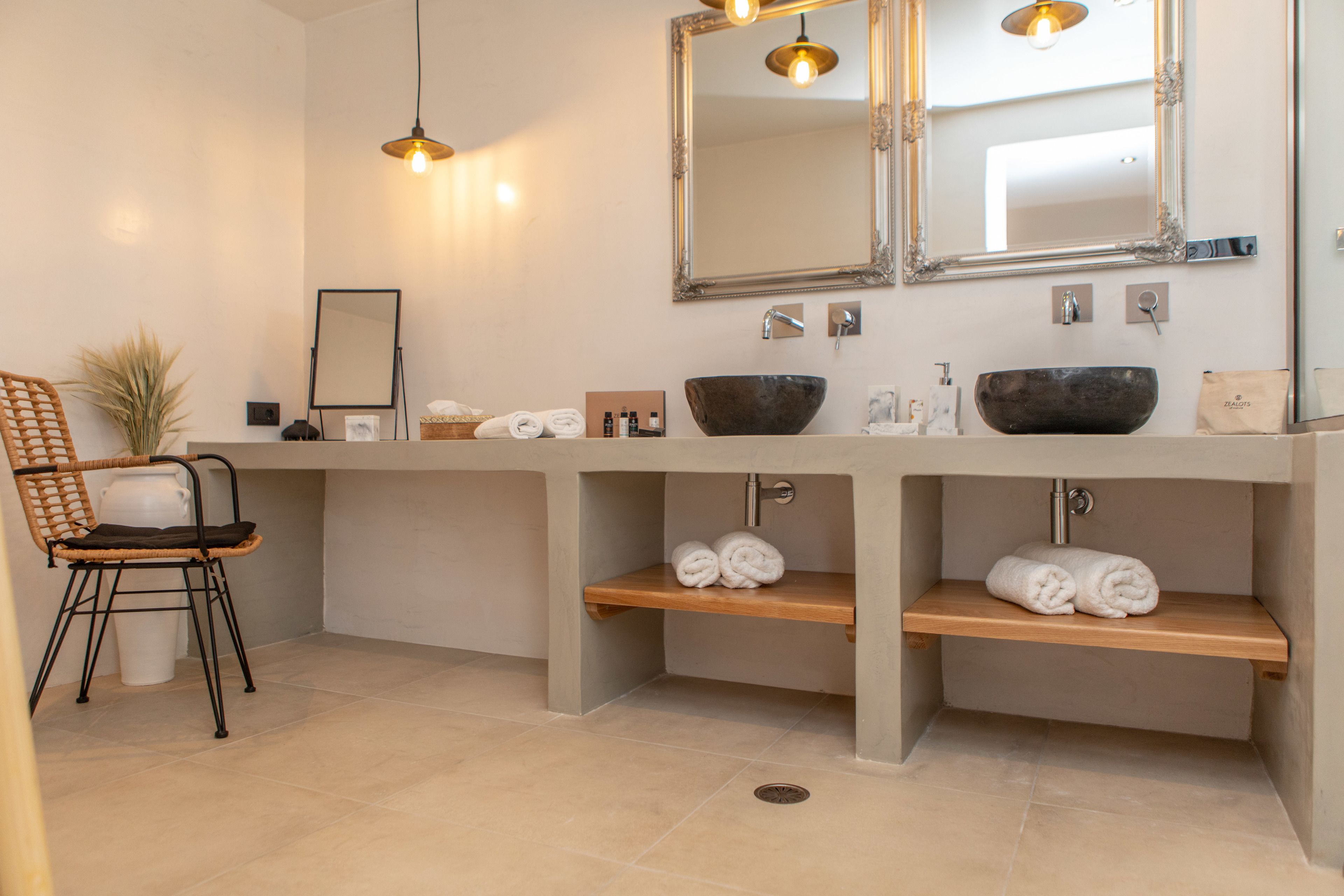 Suite Thalassa  | Bathroom | Bathtub, designer toiletries, hair dryer, towels