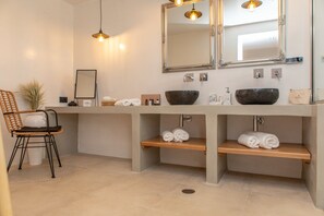 Suite Thalassa | Bathroom | Bathtub, designer toiletries, hair dryer, towels