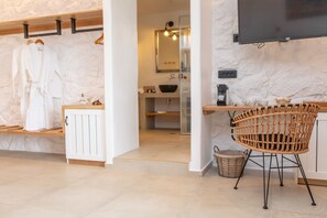 Suite Thalassa | Premium bedding, down comforters, in-room safe, individually furnished