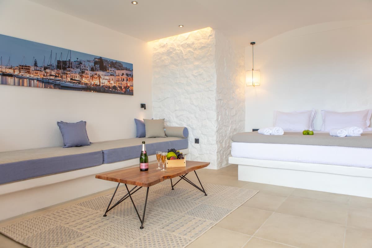 Premium bedding, down duvets, in-room safe