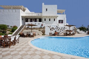 Outdoor pool, pool umbrellas, sun loungers - Naxos Kalimera (Naxos)