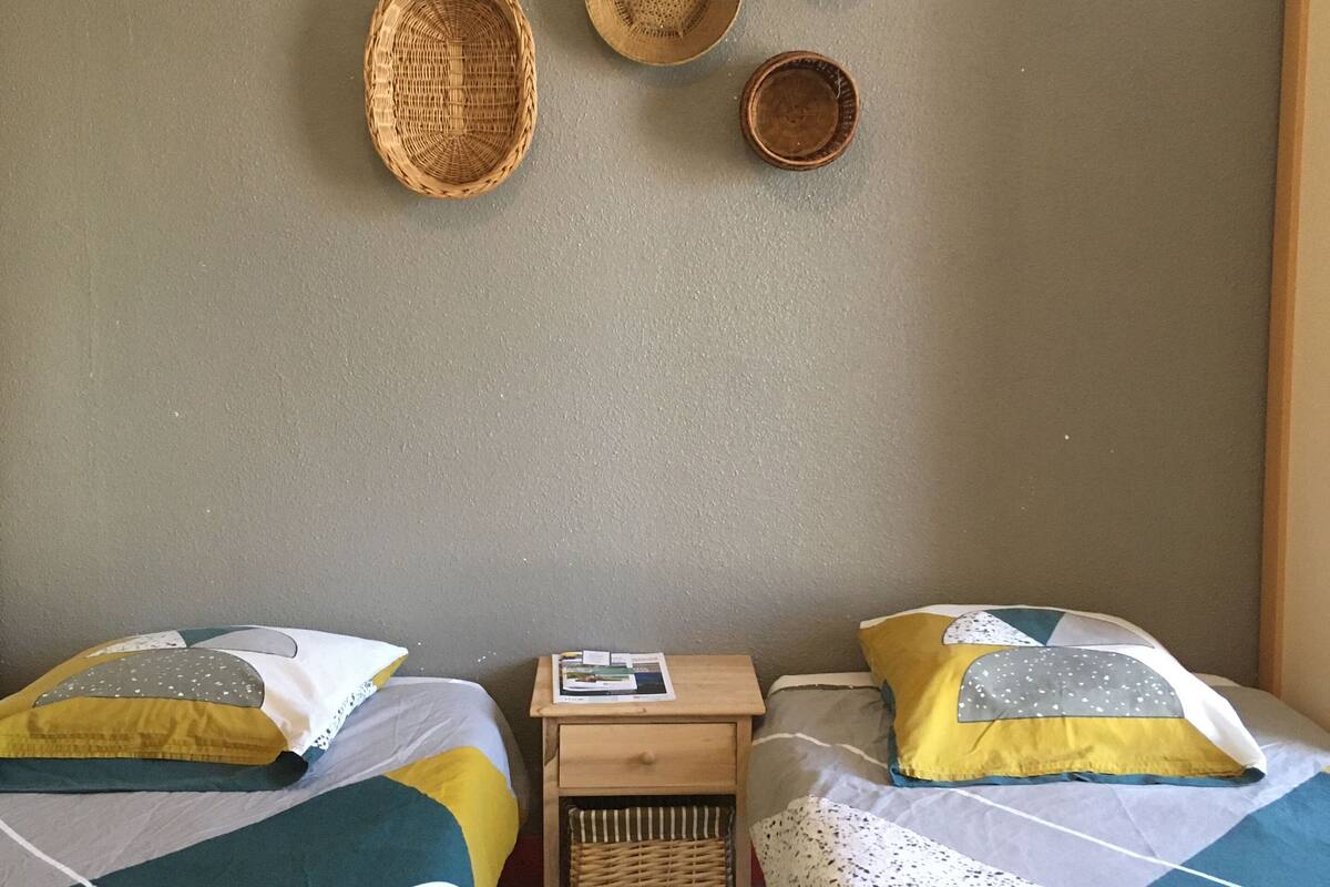 Twin Room | Desk, cribs (free), rollaway beds (surcharge), WiFi (free)