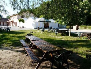 Déjeuner et dßner servis sur place, spécialités Cuisine locale