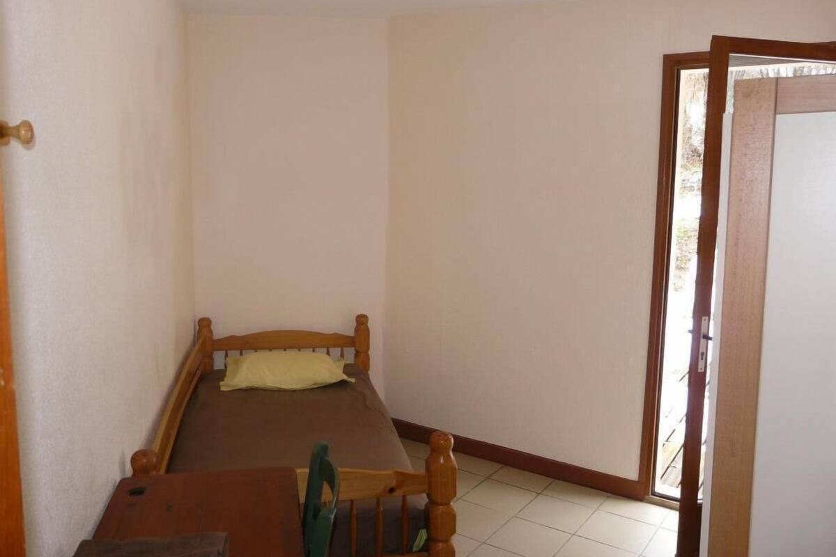 Single Room | Desk, cribs (free), rollaway beds (surcharge), WiFi (free)