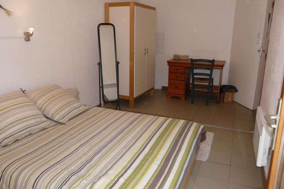 Double Room | Desk, free cribs/infant beds, rollaway beds, free WiFi