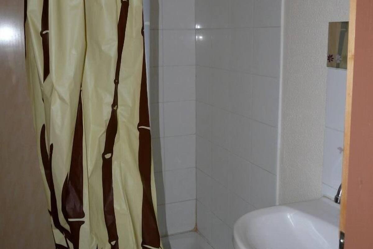 Shower, rainfall showerhead, towels, toilet paper