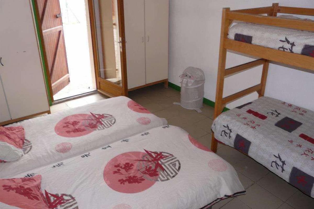 Family Quadruple Room | Desk, free cribs/infant beds, rollaway beds, free WiFi