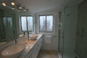 Småhus (Three Bedroom Home – Amy Cottage) | Bad | Kombinert dusj/badekar, toalettartikler (inkludert) og hårføner