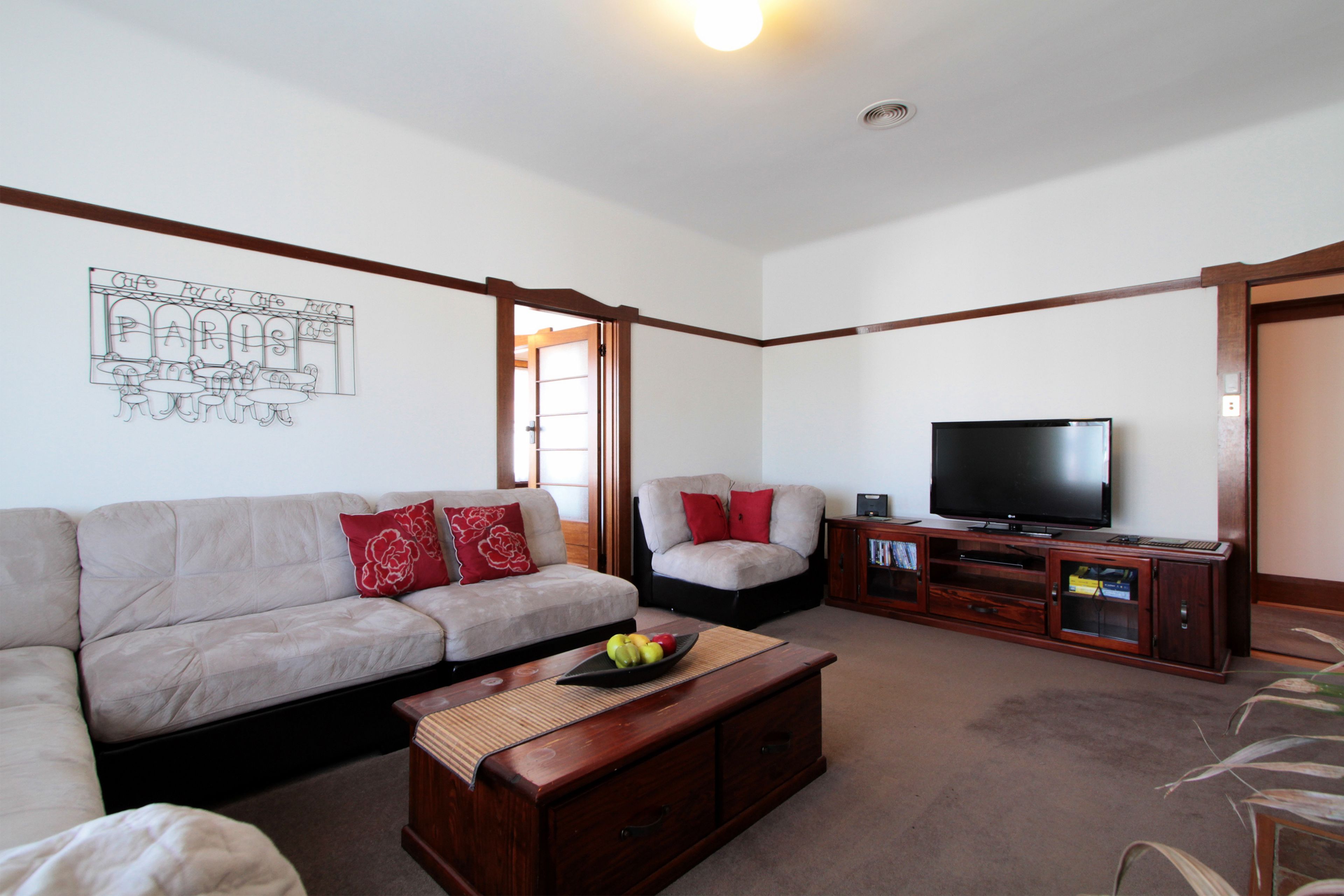 En 40-tommers Flatskjerm-TV med digitale kanaler samt LCD-TV og peis