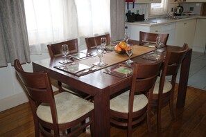 3 bedrooms, premium bedding, pillow-top beds, individually decorated - Moonah Central Apartments (Moonah)