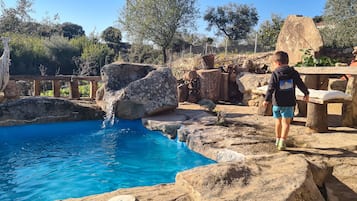 Una piscina al aire libre de temporada