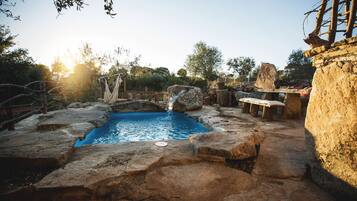 Hồ bơi ngoài trời phục vụ theo mùa