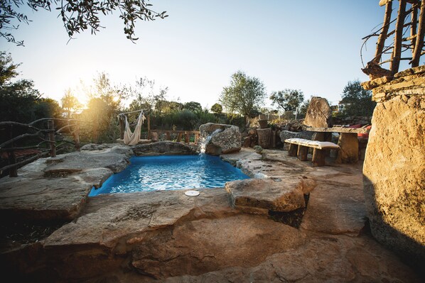 Kauden mukainen ulkouima-allas