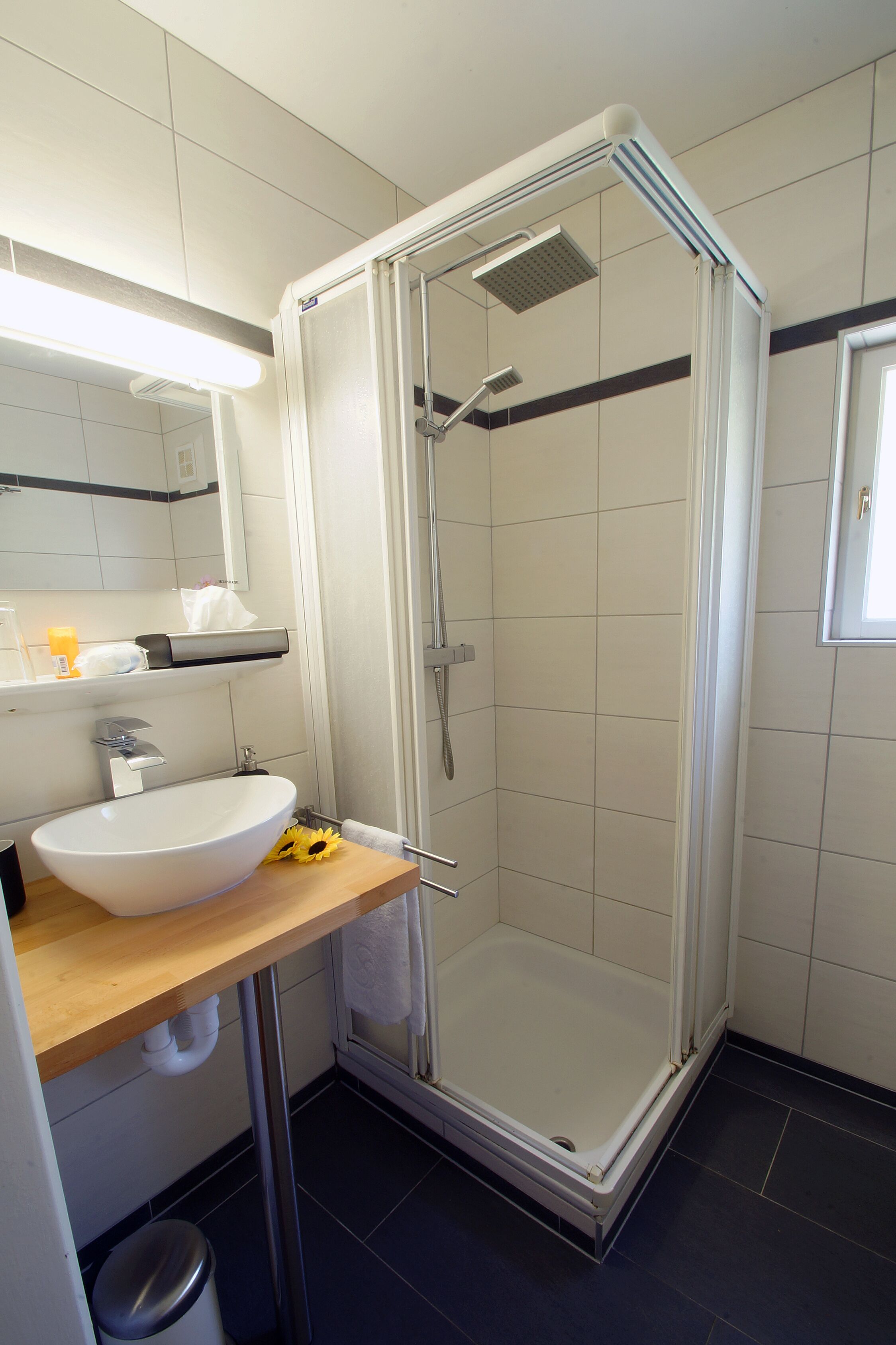 Habitación clásica doble, 1 cama de matrimonio grande, no fumadores | Baño | Ducha, artículos de higiene personal gratuitos y secador de pelo