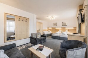 Quarto casal conforto, sacada (North) | 1 quarto, cofres nos quartos, escrivaninha, quartos à prova de som