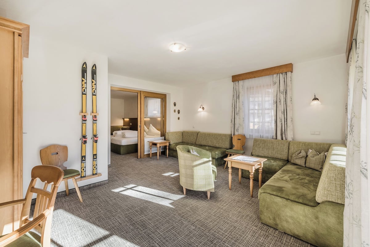 Chambre Double Confort, balcon, vue montagne (South) | Coin séjour