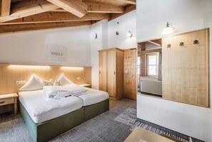 Standard Double or Twin Room, Balcony | In-room safe, desk, soundproofing, free WiFi - Andre Arnold - Boutique Pension  (Soelden)