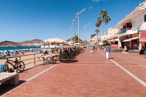 Beach nearby, surfing - Hotel Kasa (Las Palmas de Gran Canaria)