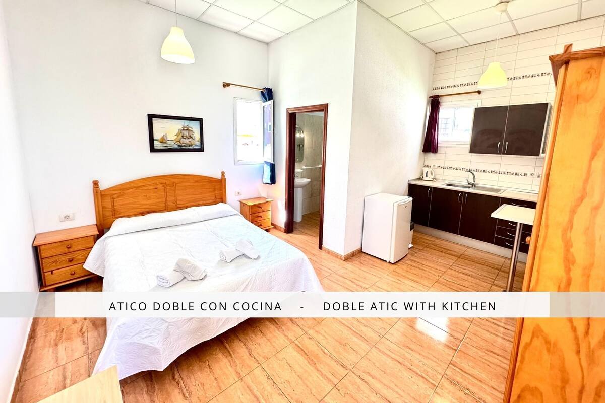 Ático básico | Minibar, caja fuerte, escritorio y espacio para trabajar con un portátil