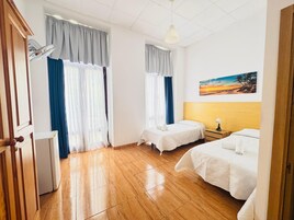 Habitacion Doble Exterior | Minibar, caja fuerte, mobiliario individual y escritorio