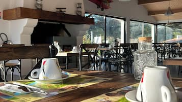 Petit déjeuner et dßner servis sur place