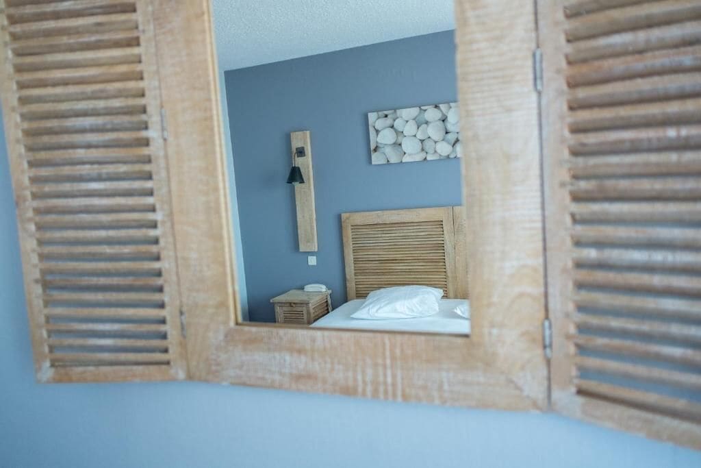 Brankas, tirai kedap cahaya, kedap suara, dan setrika/meja setrika