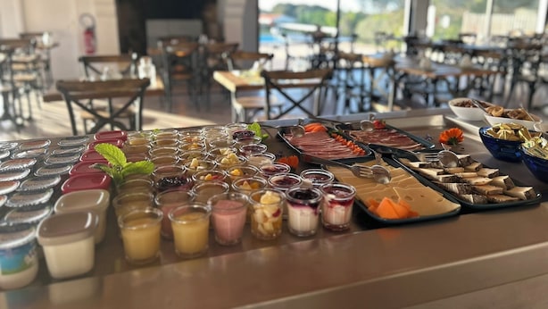 Ein reichhaltiges Buffet mit verschiedenen Speisen und Beilagen.