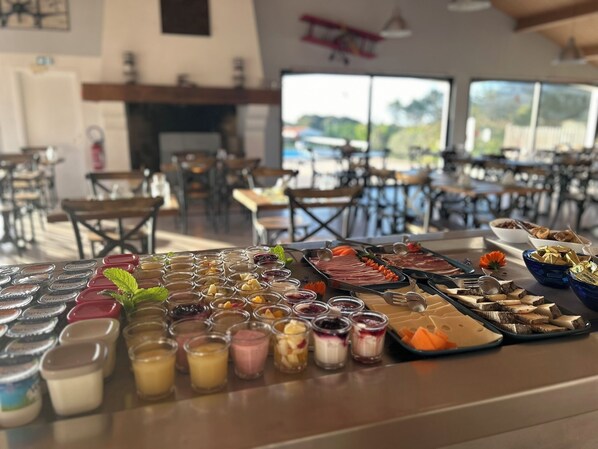 Petit déjeuner buffet (13.50 EUR par personne)