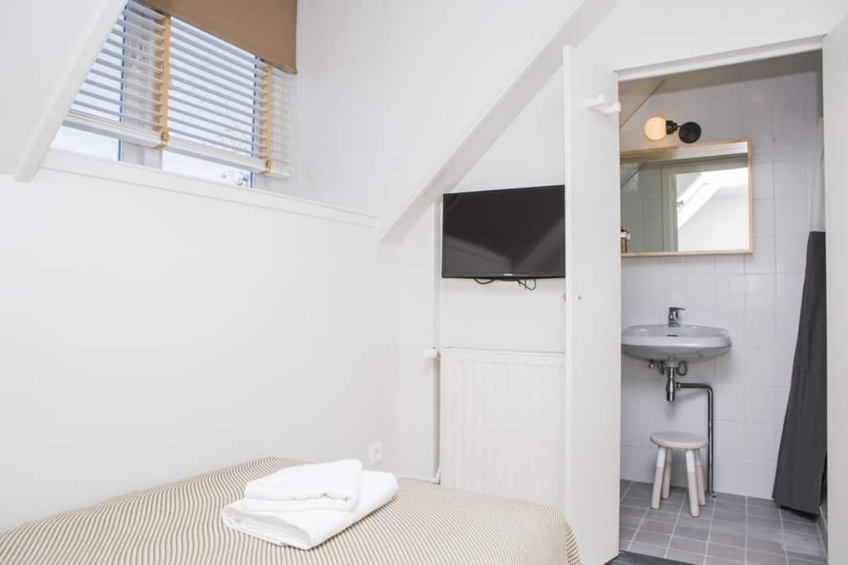 Standaard eenpersoonskamer | 1 slaapkamer, een bureau, een strijkplank/strijkijzer, gratis wifi