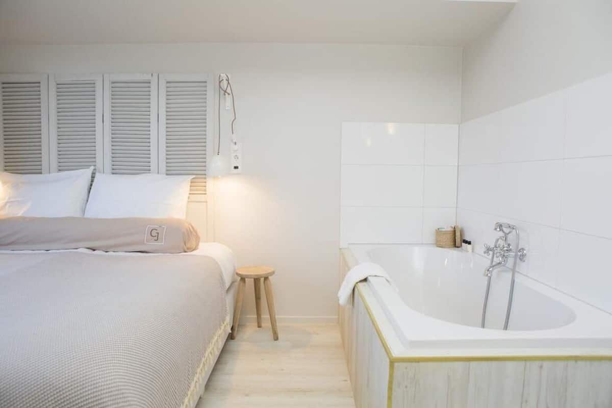 Junior suite, 1 tweepersoonsbed met slaapbank | 1 slaapkamer, een bureau, een strijkplank/strijkijzer, gratis wifi