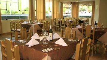 Breakfast, lunch and dinner served