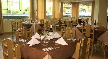 供应早餐、午餐和晚餐