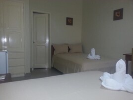 办公桌、婴儿床、折叠床/加床（额外收费）、免费 WiFi