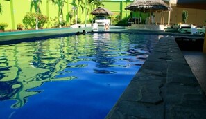 Outdoor pool - Hotel Parthenon (Iquitos)