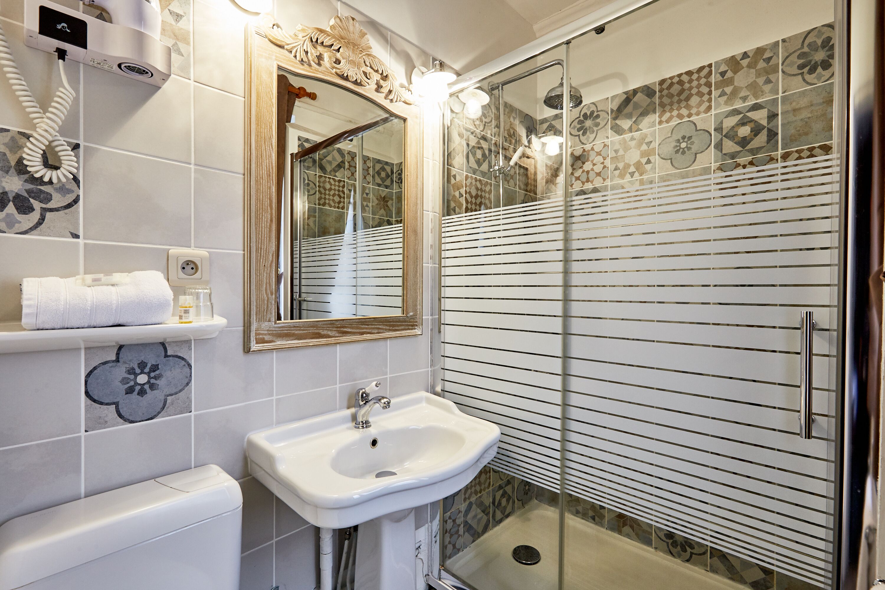 shower, free toiletries, hair dryer, towels