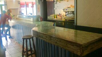Bar (trong khuôn viên)