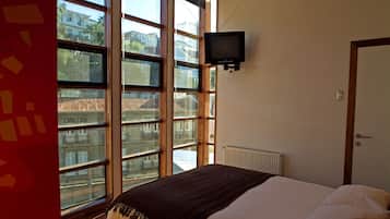 Chambre Familiale, 2 chambres, salle de bains attenante, vue colline