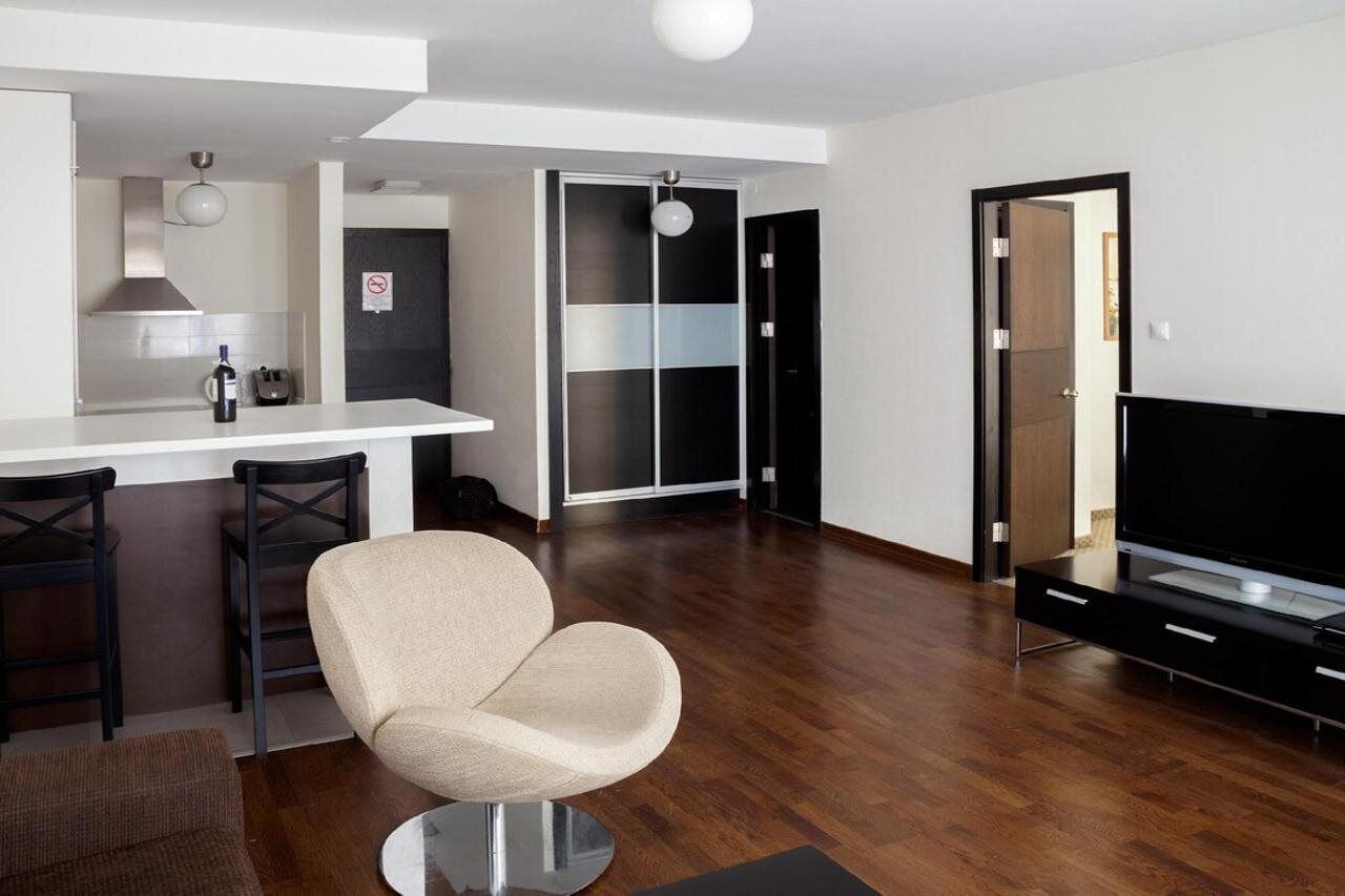 Living area | 82-cm flat-screen TV with digital channels, TV