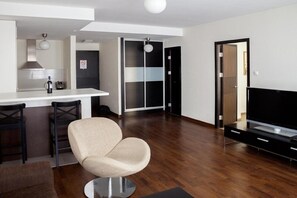 Khu phòng khách | TV màn hình phẳng 82-cm có truyền hình kỹ thuật số, TV