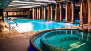 Inomhuspool och utomhuspool