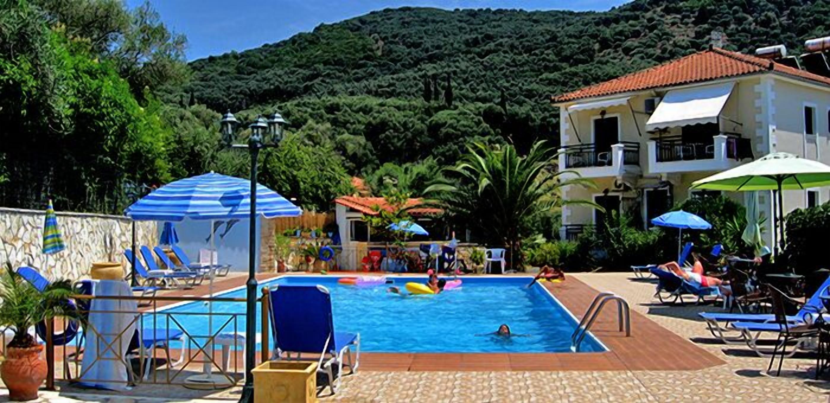 室外游泳池，日光浴躺椅