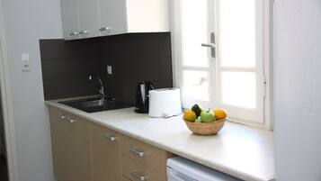 Kühlschrank, Herdplatte, Wasserkocher mit Kaffee-/Teezubehör