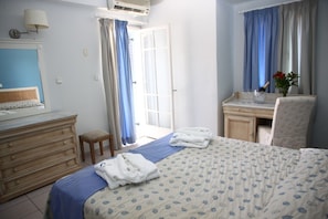 Colchones con pillow-top y caja de seguridad en la habitación 