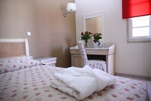Pillow-top beds, in-room safe, individually decorated - Sweet Memory Apartments (Hersonissos)