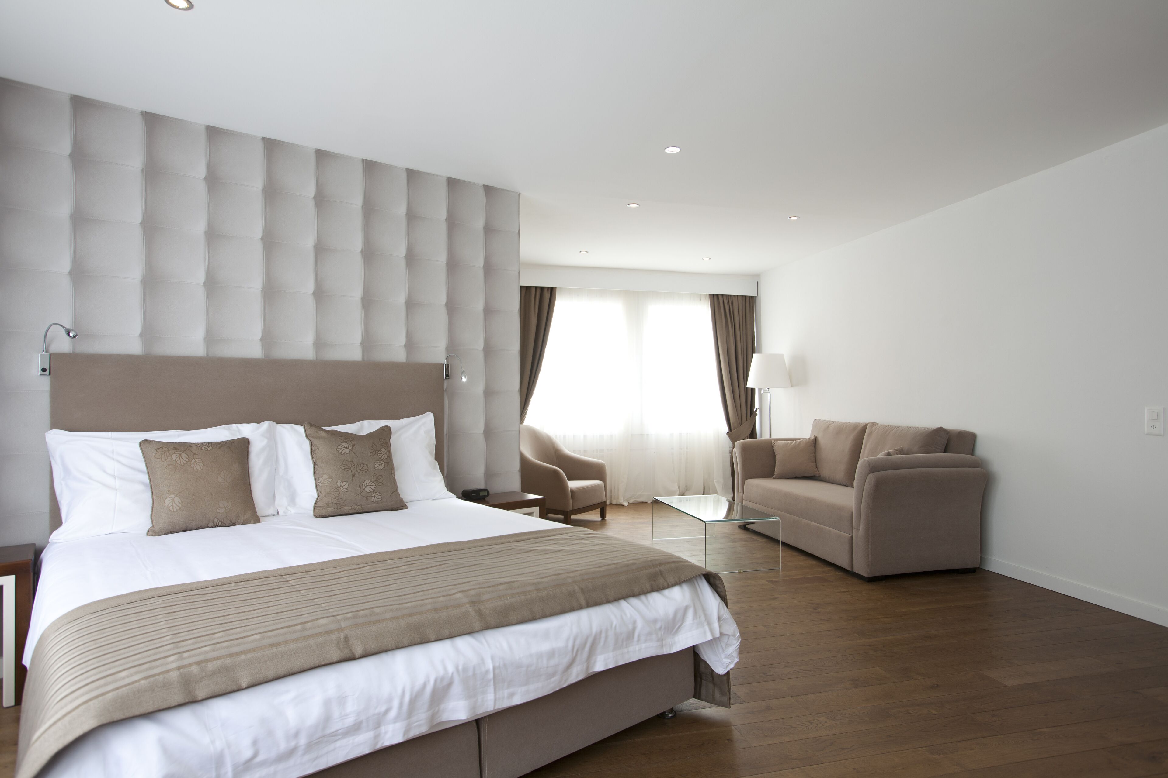 junior suite, bathtub | premium bedding, in-room safe, desk, soundproofing