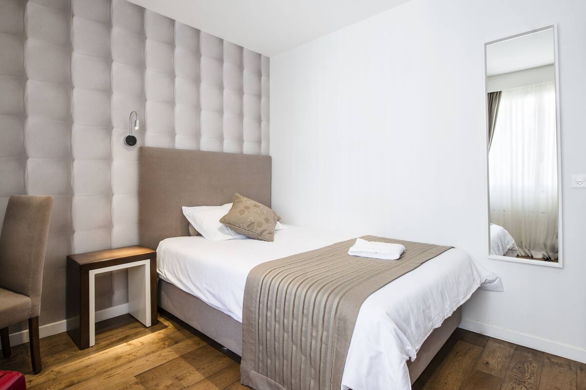 Quarto solteiro standard | Roupas de cama premium, cofres nos quartos, escrivaninha