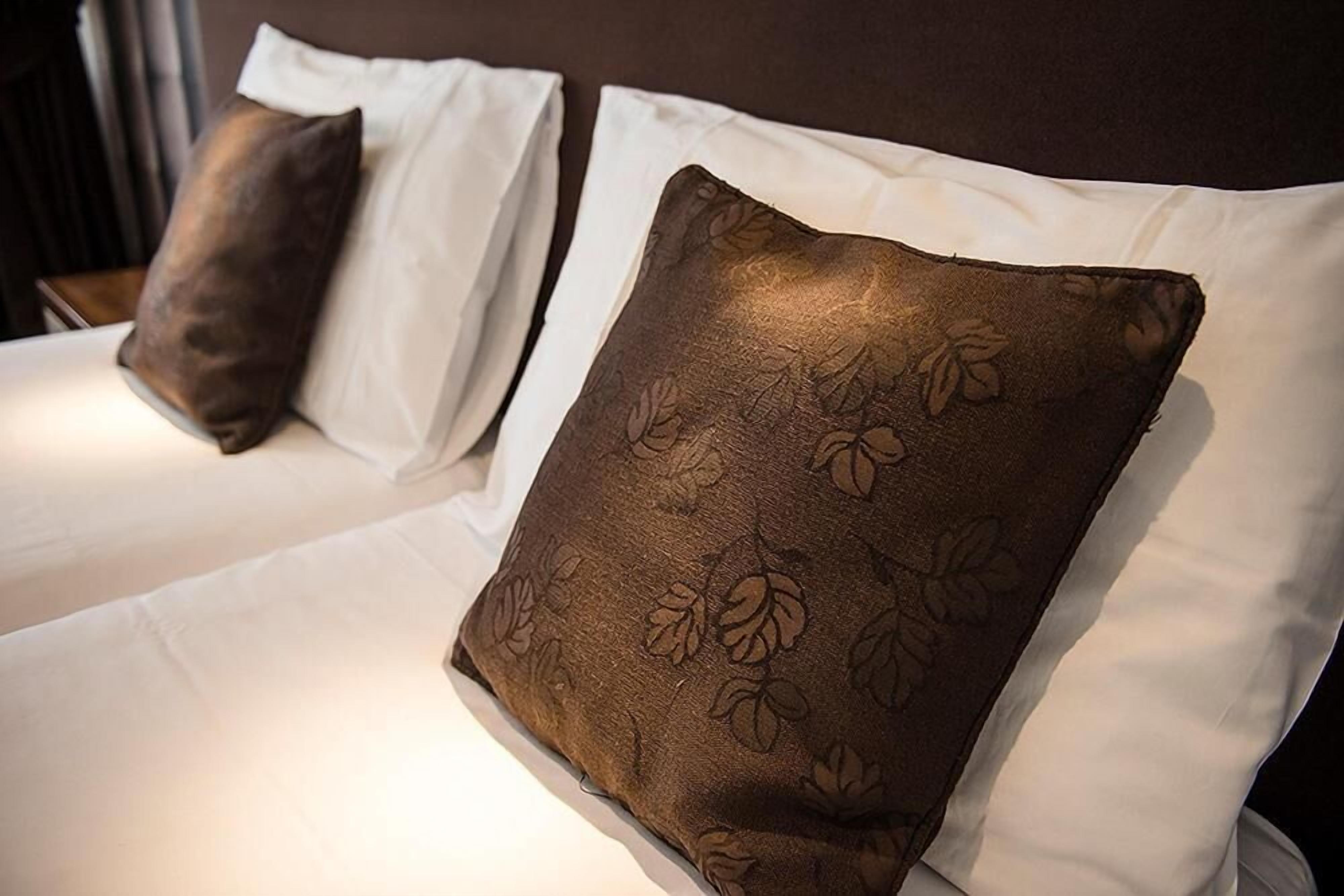 premium bedding, in-room safe, desk, soundproofing