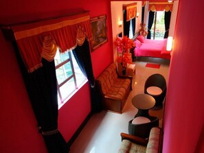 Minibar, brankas, kedap suara, dan Wi-Fi gratis