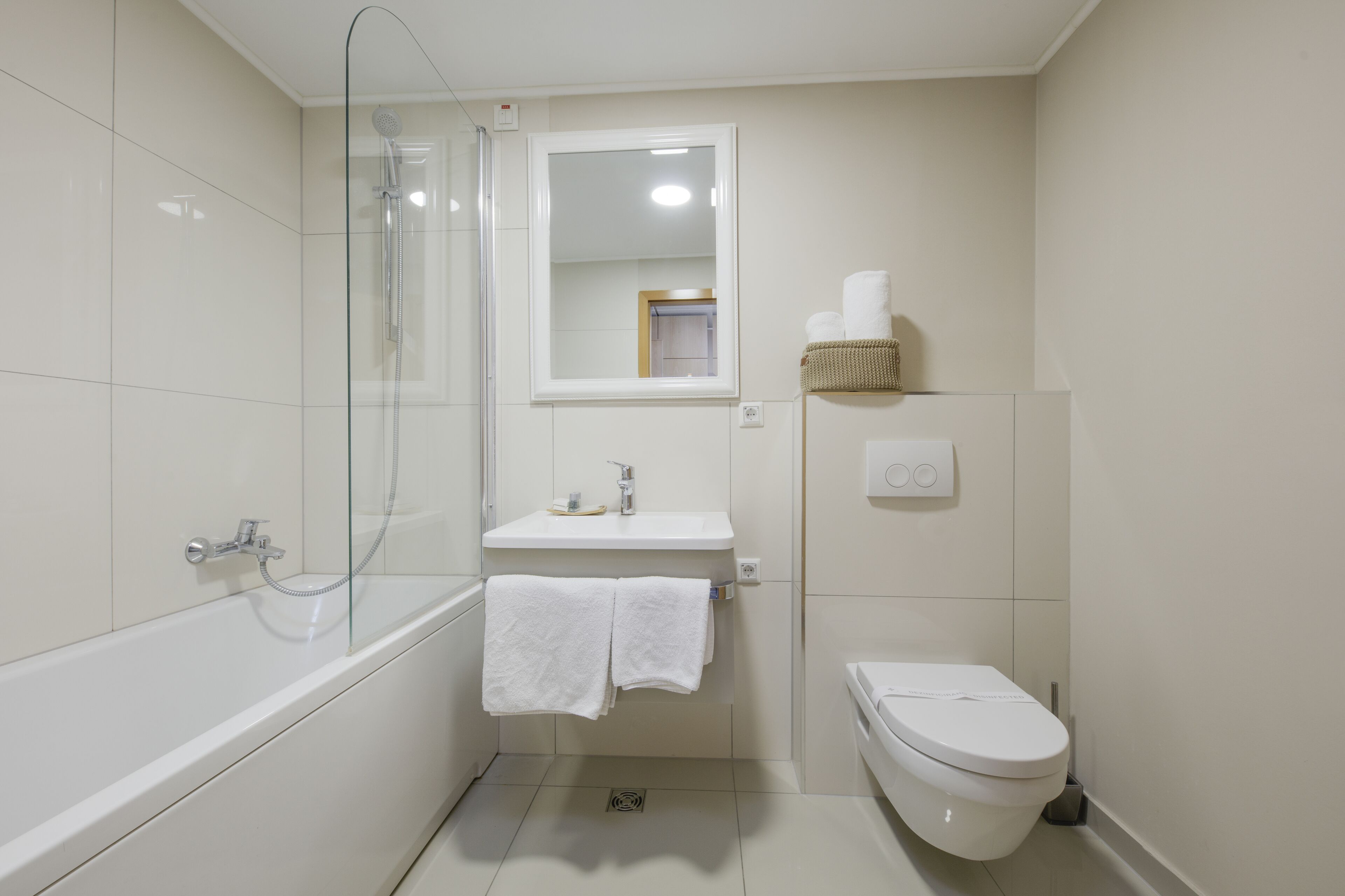 Badekar, hårføner og håndklær