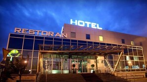 A hotel with a glass facade and a sign that reads "HOTEL RESTORAN". - Hotel Zovko (Zagreb)